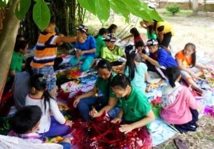 'Tiền thuê xe chúng em để dành mua bánh Trung thu cho các em'