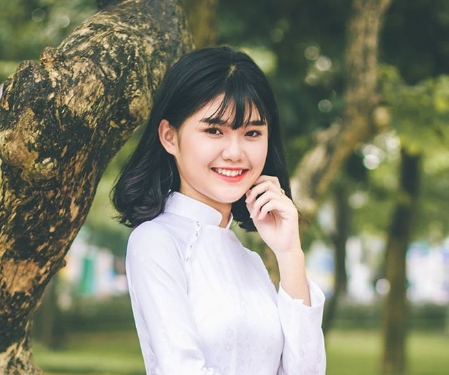 Nữ sinh Quốc học Vinh cực xinh trong tà áo trắng