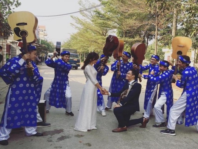 Cầm guitar hát 'Ông bà anh' đi đón dâu đốn tim nhà gái