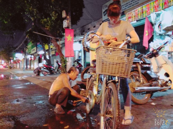 Ngày 30 Tết tự đập hoa vì giá rẻ: Trách ai bây giờ!