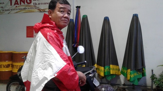 'Mưa rồi, về nhà thôi! Thời tiết năm nay kì quá'