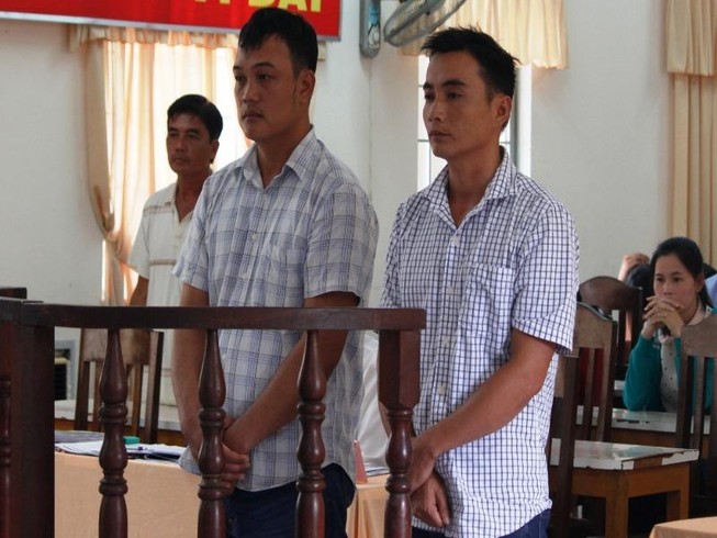 Bênh cha, anh em rể dắt nhau vào tù