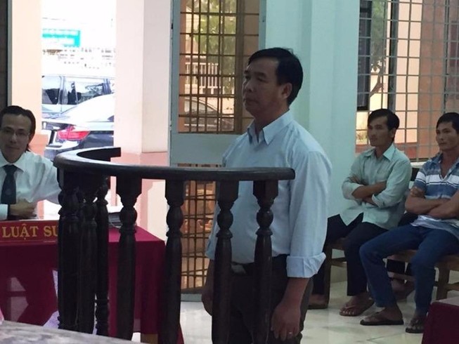 Em vợ xịt thuốc diệt cỏ để đòi đất anh rể cho nhanh