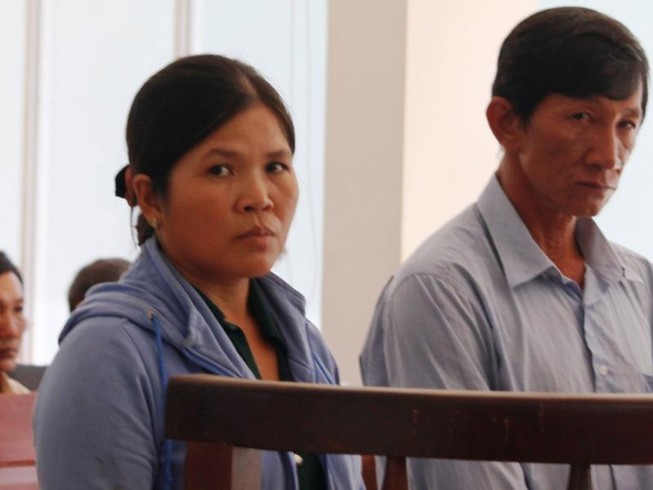 Đập kính ô tô, hai vợ chồng lãnh án
