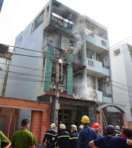 Cụ bà thoát khỏi căn nhà bốn tầng bốc cháy