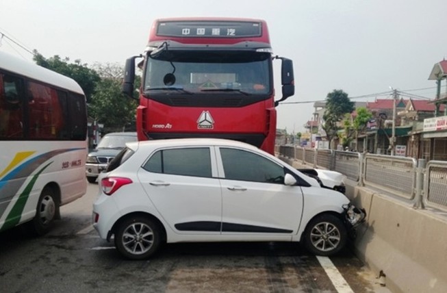 5 người trên ôtô 4 chỗ la hét khi bị tông xa 30 mét