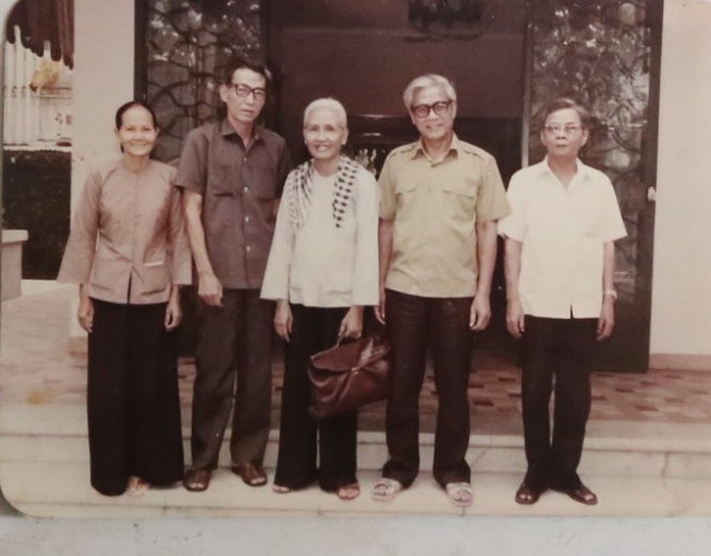 Xé rào và chạy gạo trong đêm