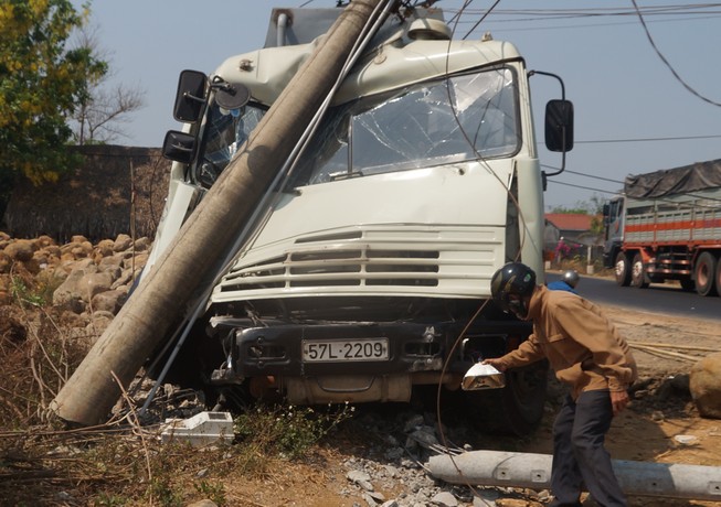 Kinh hãi xe bồn chở xăng tông gãy trụ điện