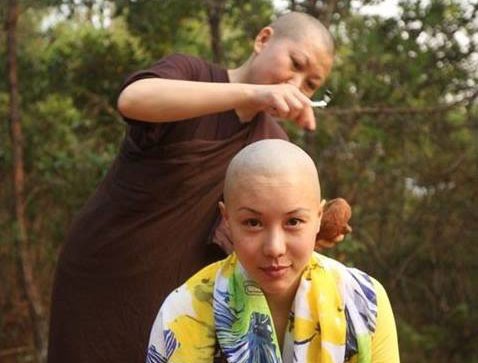 Ba Hoa hậu bất ngờ xuống tóc đi tu