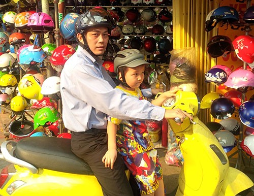 Phụ huynh kéo nhau mua mũ bảo hiểm cho con