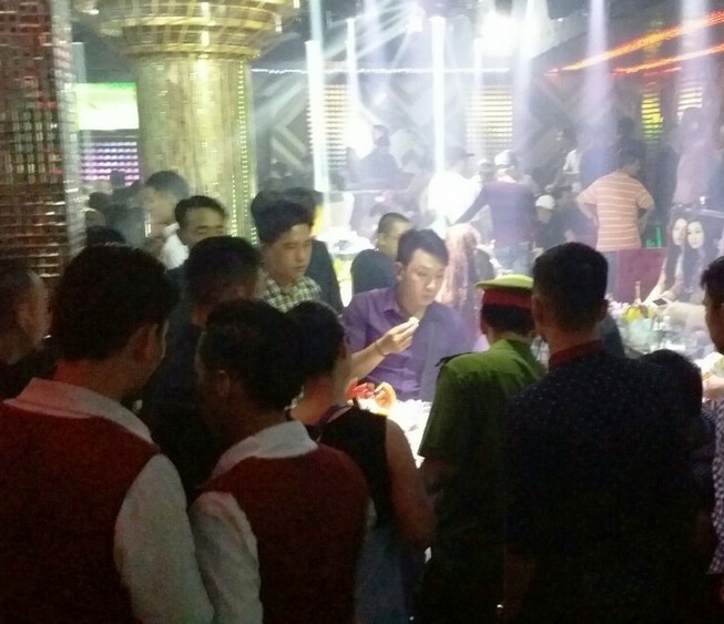 Cảnh sát kiểm tra hàng trăm dân chơi trong quán bar lúc rạng sáng