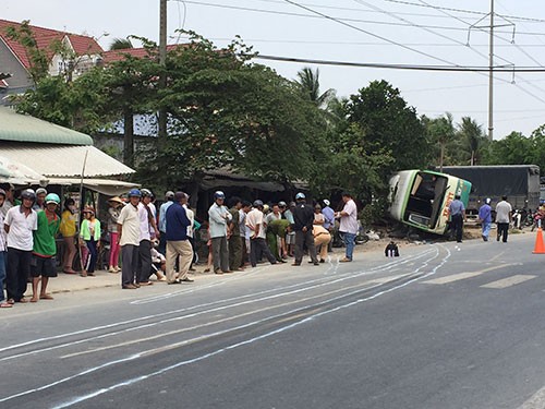 Lật xe buýt, 20 người thoát chết