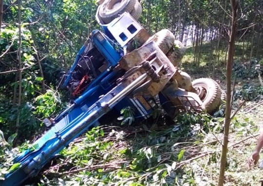 Máy xúc lao xuống vực, đè chết người lái