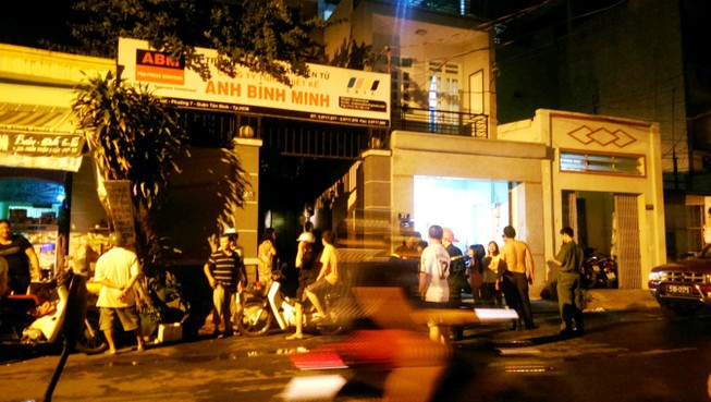 Lính cứu hỏa xông vào đám cháy cứu bà cụ 95 tuổi