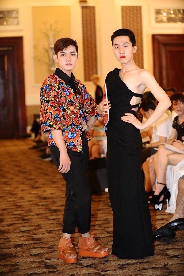 Nam mặc trang phục "nữ" thi thiết kế thời trang