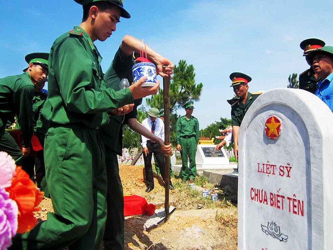 Lễ truy điệu, an táng 15 hài cốt liệt sĩ Việt Nam hi sinh tại Lào