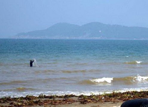 Tắm biển, 2 anh em sinh đôi cùng người bạn mất tích