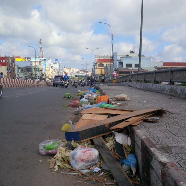 Rác thải vứt ngổn ngang trên cầu Chợ Cầu