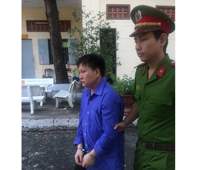 Bấm huyệt cho bé nhỏ rồi giở trò đồi bại
