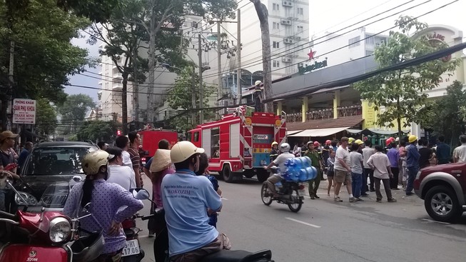 Nhà hàng bốc cháy, thực khách bỏ chạy