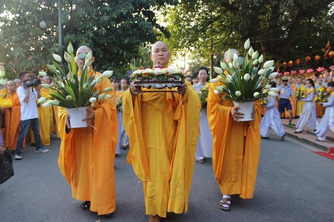 TP.HCM, Huế người dân đón mừng lễ Phật đản