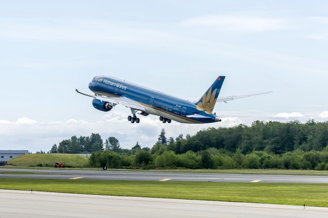Chiếc Boeing 787-9 Dreamliner đầu tiên của VNA bay trình diễn tại Paris