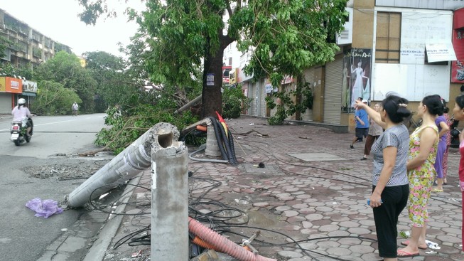 Giật mình với chất lượng trụ đèn sau giông