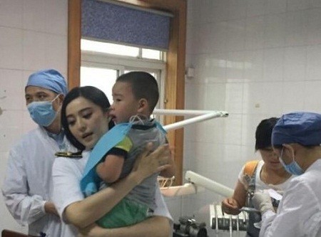 Cứu trẻ gặp tai nạn, Phạm Băng Băng bị nghi ngờ “đánh bóng” tên tuổi