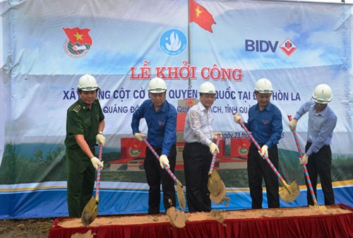 Xây dựng Cột cờ chủ quyền trên đảo Hòn La