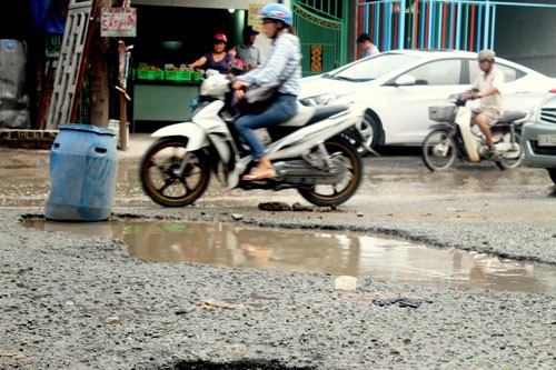 Hố voi giữa ngã tư đe doạ người đi đường