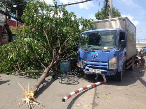 Bác xích lô thoát chết trước mũi xe tải