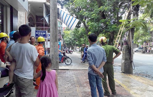Cột điện bốc lửa ngùn ngụt, người đi đường hoảng hốt