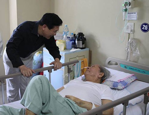 Thứ trưởng Bộ VH-TT&DL thăm nhạc sĩ Hoàng Vân