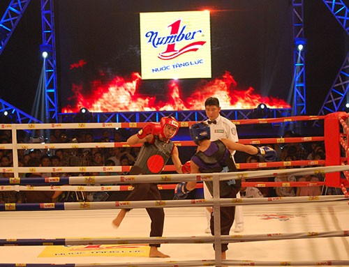 Nóng từ sàn thi đấu đến khán đài