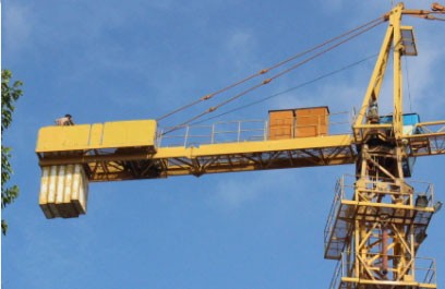 Vất vả giải cứu thanh niên ngáo đá ngồi trên cần cẩu cao hơn 50m