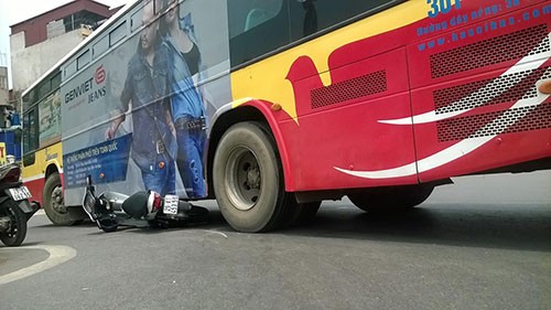 Hà Nội: Xe buýt lại gây tai nạn