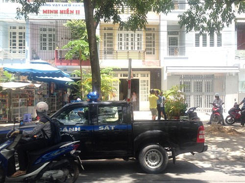 Chị gái về nhà phát hiện em ruột treo cổ tự tử