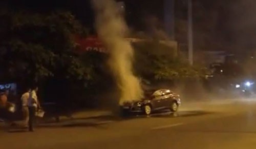 Ôtô bốc khói nghi ngút khi đang lưu thông
