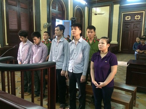 Ba mẹ ngồi tù, con sinh ra trong trại giam