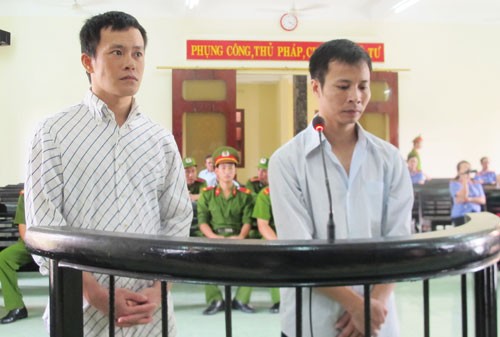 Hai tên cướp tiệm vàng táo tợn bị phạt 39 năm tù