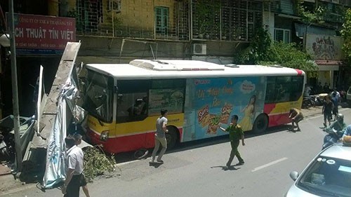 Tài xế xe buýt ngủ gật gây tai nạn ?