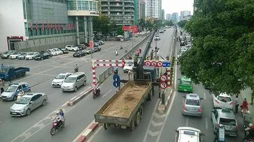 Xe tải bị khung sắt 'giữ lại' hàng giờ trên cầu vượt