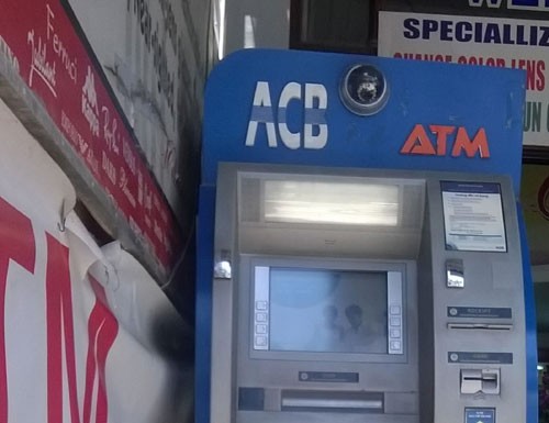 Bắt nhóm người nước ngoài dùng ATM giả để rút trộm tiền