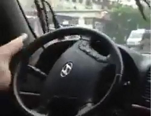 Liều mạng lái xe bằng chân