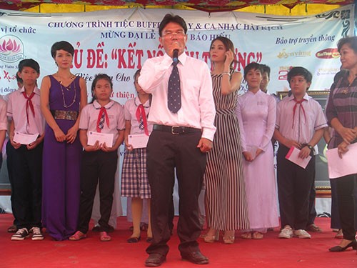 Triển lãm ‘Khoảnh khắc bên Mẹ’ gây quỹ học bổng