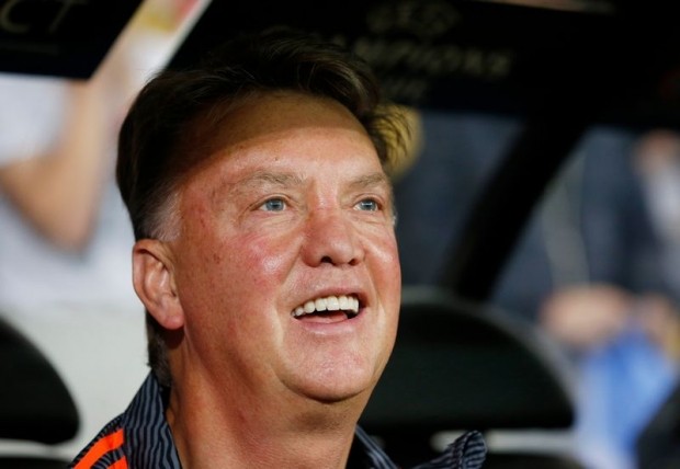 Sau khi đòi hôn Depay, Van Gaal làm gì với Rooney?
