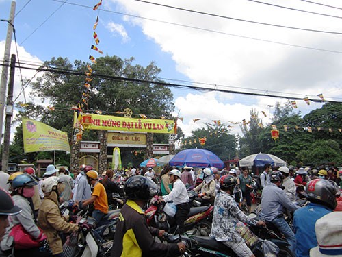 Kẹt xe kéo dài trong lễ Vu Lan