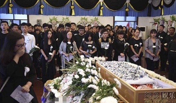 Đám tang đẫm nước mắt của nữ diễn viên trẻ bị đàn anh xâm hại