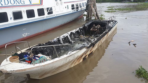 Tàu cao tốc bốc cháy khi neo đậu