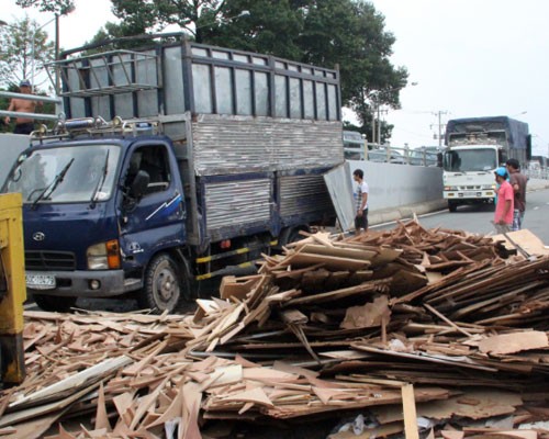 Xe chở gỗ gặp nạn, giao thông ách tắc hai giờ